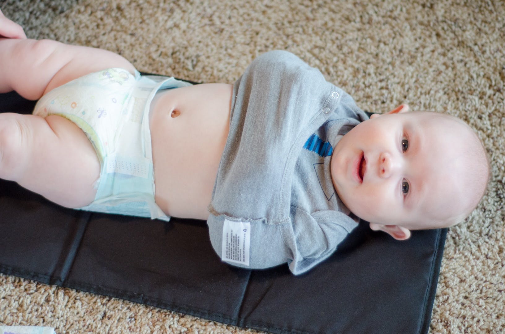 [تصویر:  014-kcl-babyhacks-roll-onesie-over-arms-...9_2lmd.jpg]