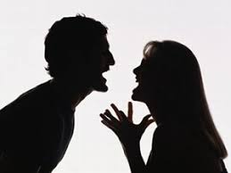 زن و شوهری در حال بحث و جدل با یکدیگر هستند.