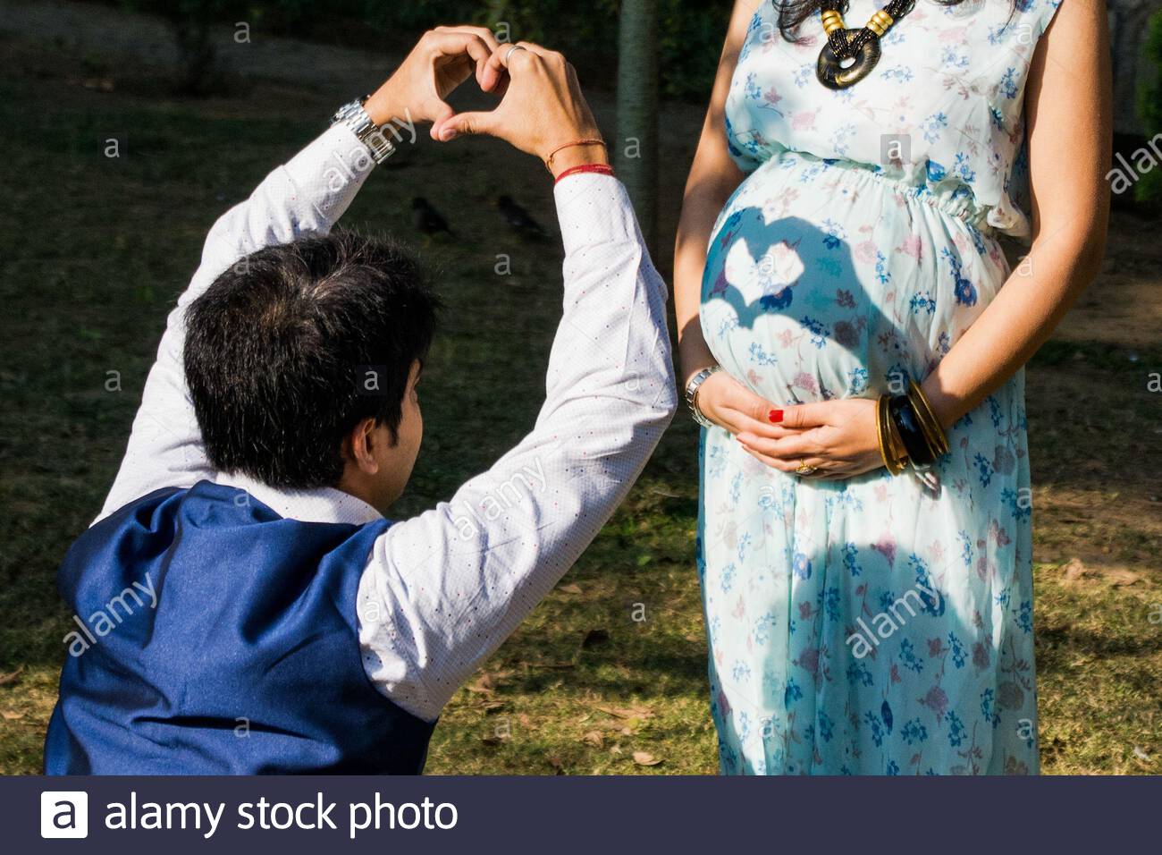 [تصویر:  maternity-shoot-pose-for-welcoming-new-b...6_x8rr.jpg]